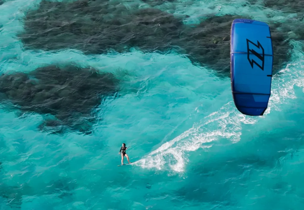 Vivez intensément l'aventure en faisant du kitesurf.